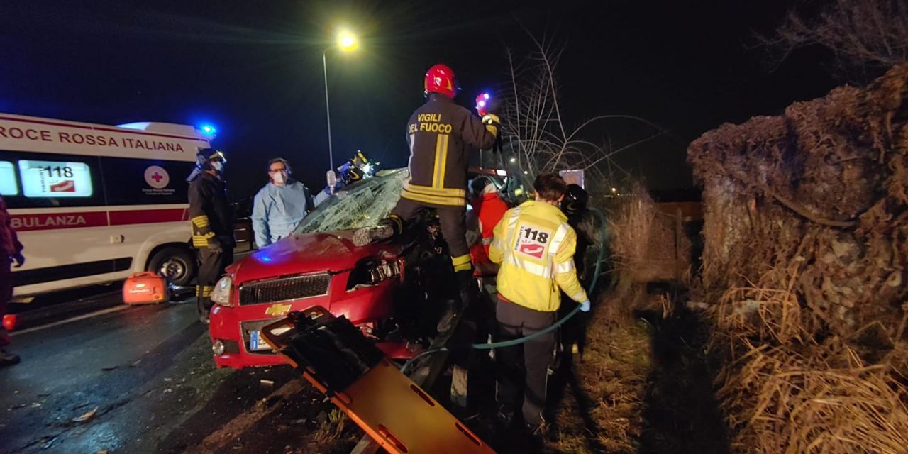 Incidente frontale a Caselle, un ragazzo è grave al Cto