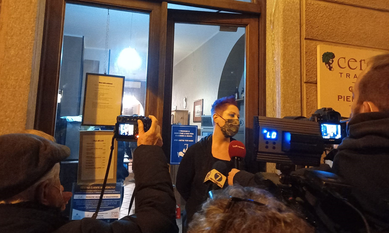 Protesta #Ioapro1501 a Torino: trattoria chiusa e sanzionata, i clienti organizzano una colletta per la proprietaria