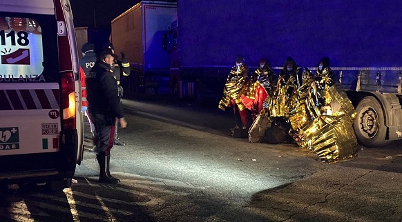 Ragazzini stranieri (afghani) nascosti su un Tir, li trova la Polizia