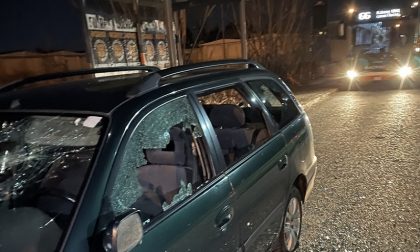 Militanti di destra aggrediti con catene e bastoni: distrutta la loro auto