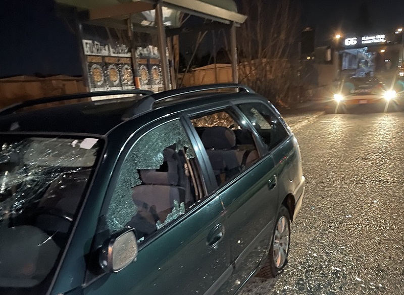 Militanti di destra aggrediti con catene e bastoni: distrutta la loro auto