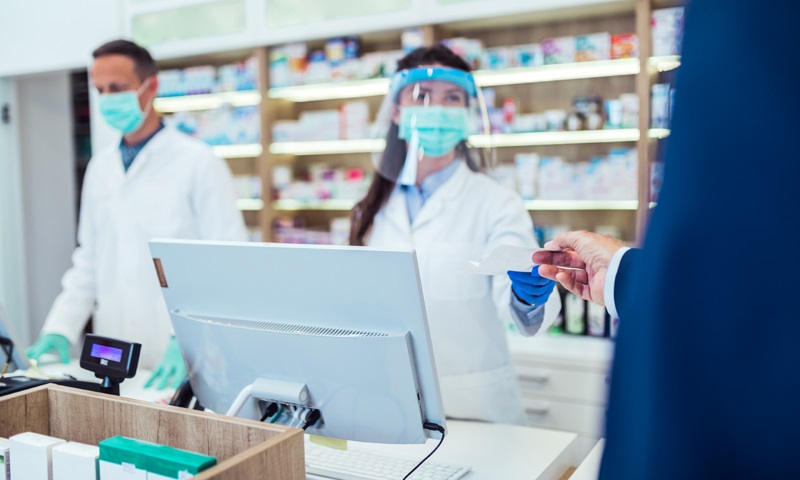 Anziana ruba portafogli in farmacia, si scatenano i social: ecco come la pensa la gente