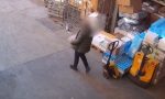 Il video del ladro che si finge magazziniere e ruba al supermarket