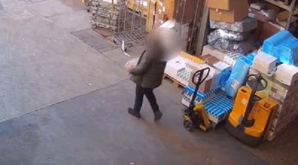 Il video del ladro che si finge magazziniere e ruba al supermarket