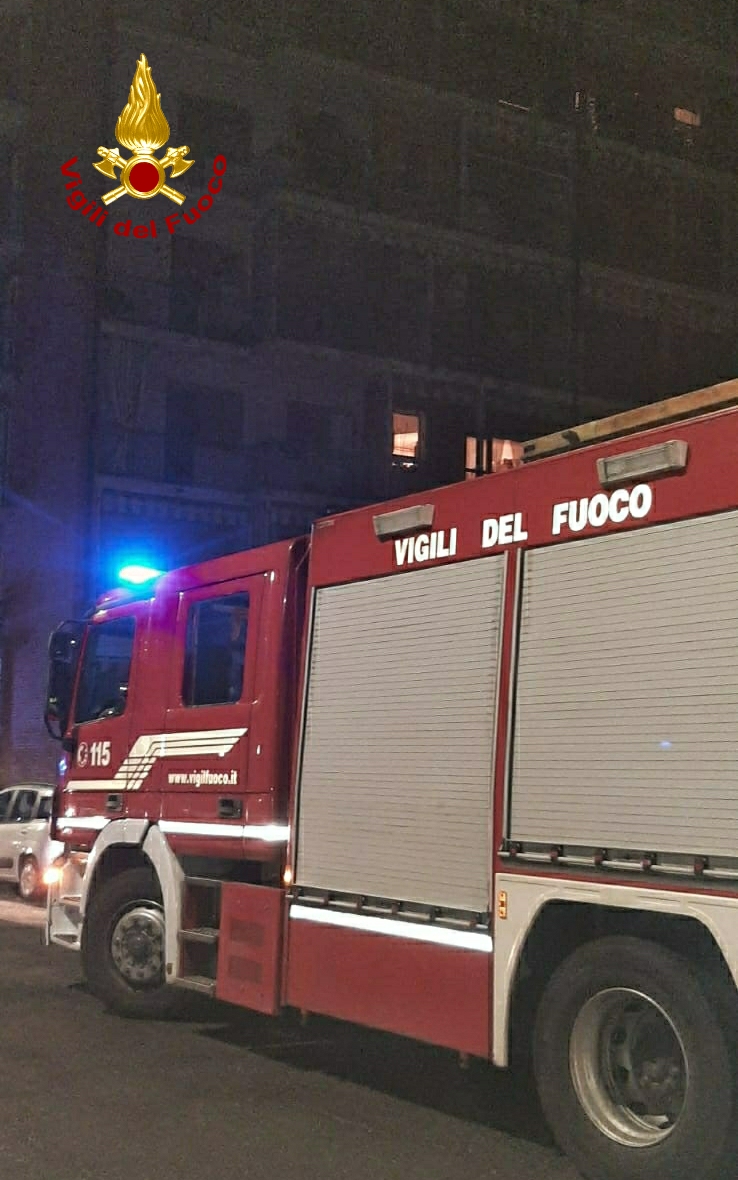 In fiamme i contatori del gas di un condominio a Moncalieri