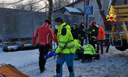 Si apre una voragine in strada: ingegnere sprofonda per sette metri