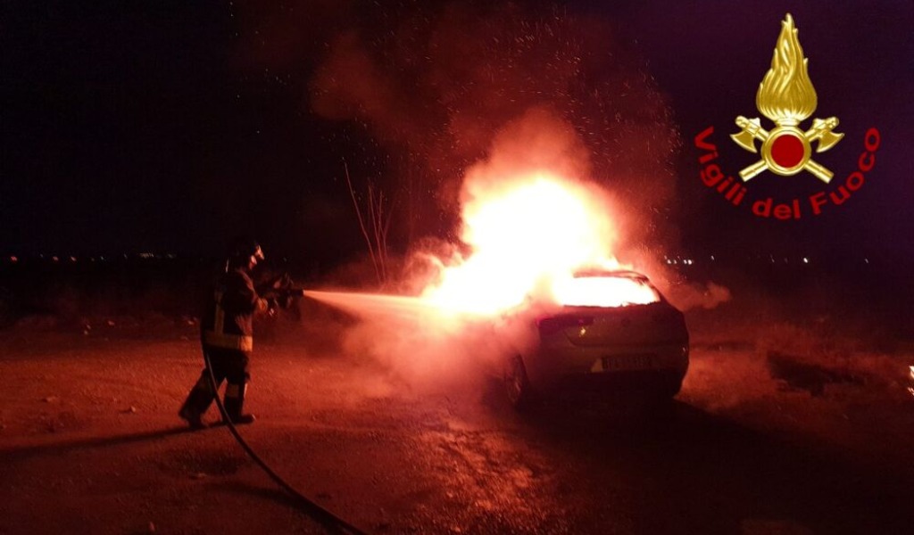 Il fumo dal cofano, poi l’auto prende fuoco: conducente sana e salva