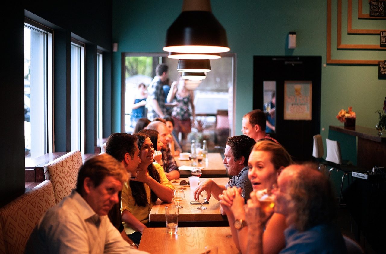 Furbetti del Covid a cena al ristorante: locale chiuso e 19 avventori multati