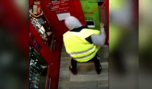 Sfonda i distributori automatici, filmato e arrestato