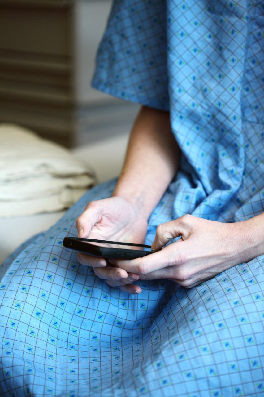 Gli ospedali aprono con cautela le loro porte: malati critici e donne partorienti non saranno più soli