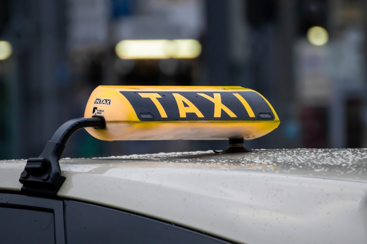 Scoperto taxi abusivo: mezzo sequestrato, multa e patente ritirata