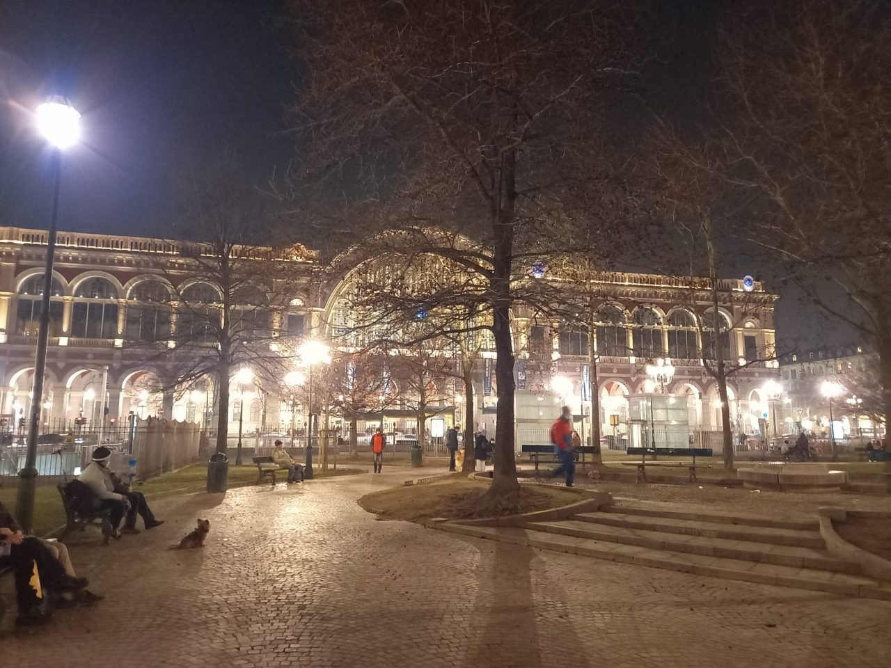 Luci e ombre di piazza Carlo Felice e dei giardini Sambuy tra bei negozi e sbandati