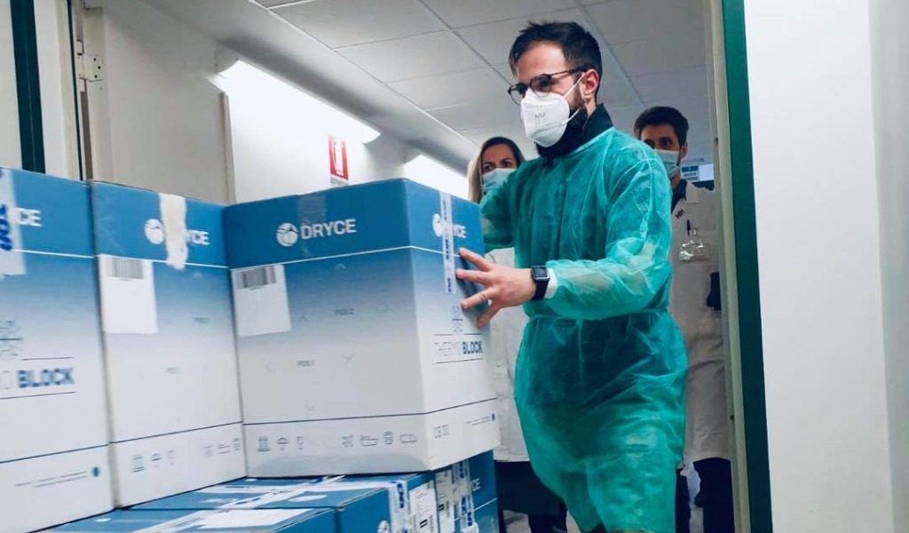 Le foto dell’arrivo a Torino delle prime 17.800 dosi di vaccino AstraZeneca