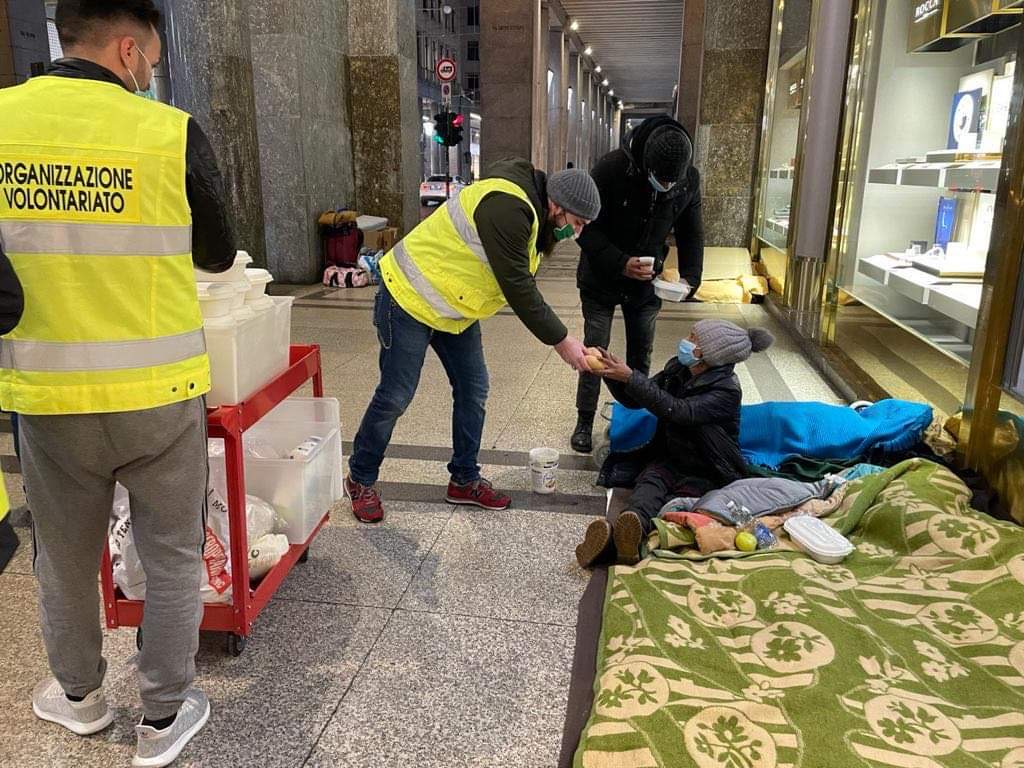 Due senzatetto morti di freddo a Torino, Fahrenheit 451 torna in strada a portare aiuti