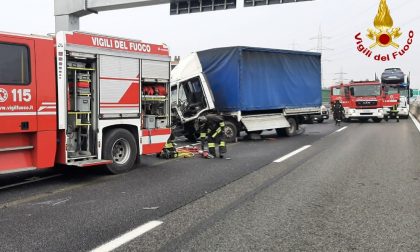 Schianto in Tangenziale a Torino, camionista incastrato tra le lamiere