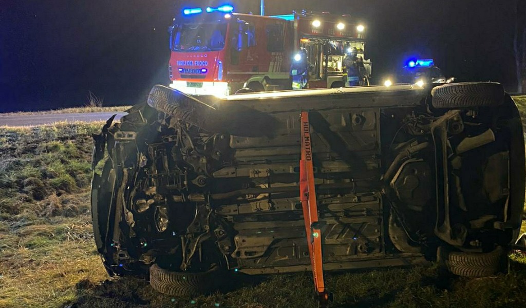 Esce di strada con l’auto e si ribalta in un campo, donna incastrata tra le lamiere