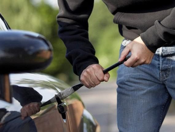 Arrestato ladro d’auto, con un telecomando impediva la chiusura delle portiere