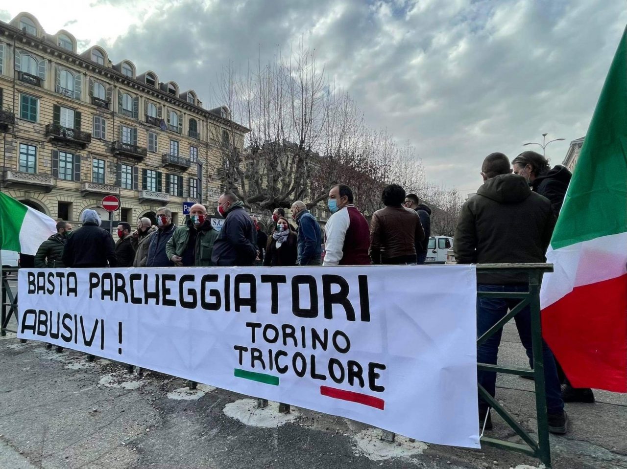 Parcheggiatori abusivi a Porta Nuova, blitz di Torino Tricolore