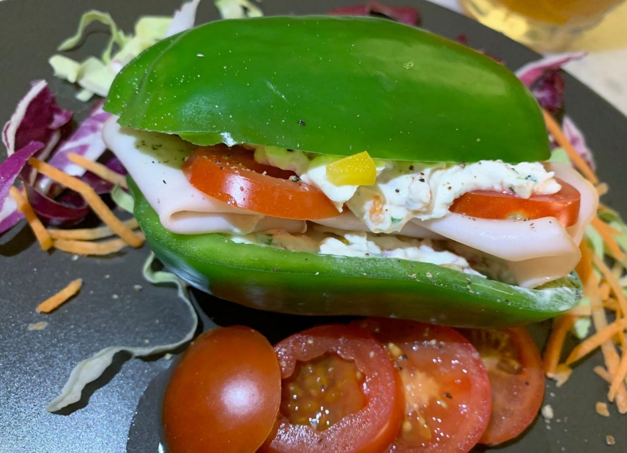 Peperone croccante al posto del pane e nel mezzo tanta fantasia: è il pepesandwich di Carmagnola