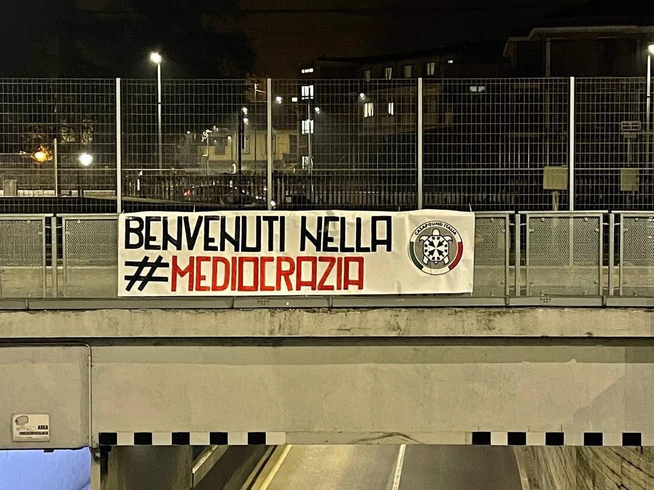 Striscioni di CasaPound a Torino e in tutta Italia contro il Governo Draghi: “Benvenuti nella mediocrazia”