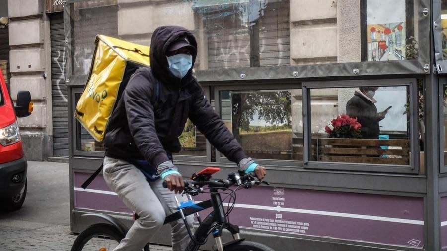 Rider aggrediti in piazza Castello, responsabili individuati grazie agli “assistenti pedonali”