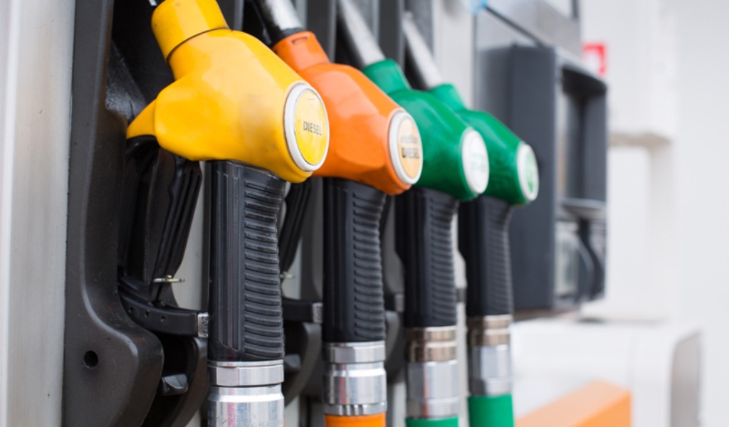 Fa il pieno di carburante ma si rifiuta di pagare