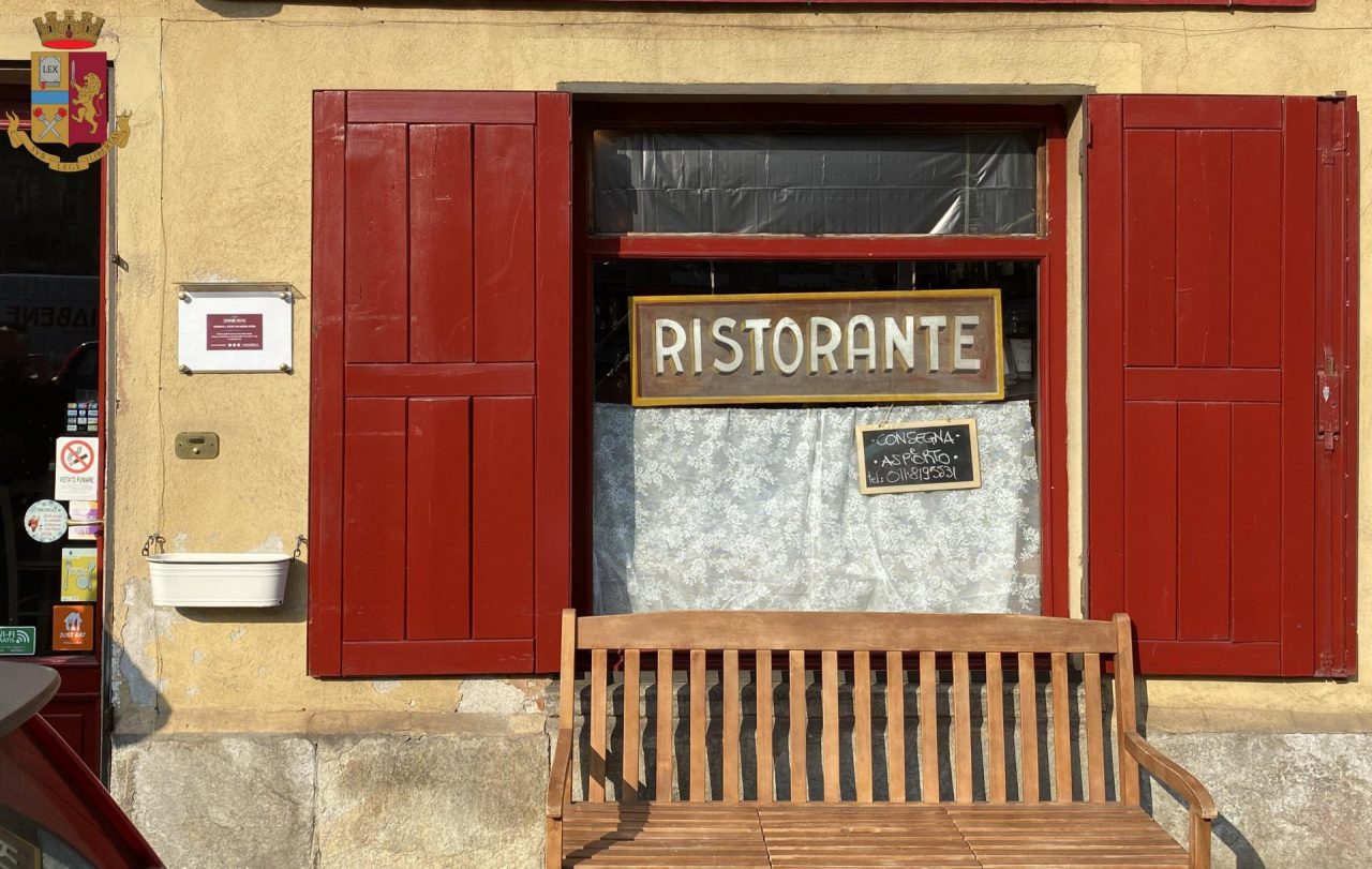 Ladro rompe la vetrina e si “tuffa” nel ristorante sotto gli occhi del vicino