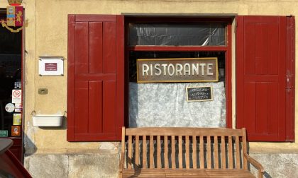 Ladro rompe la vetrina e si "tuffa" nel ristorante sotto gli occhi del vicino