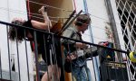 Concerti dal balconcino, assolti i due musicisti: "Non disturbano"
