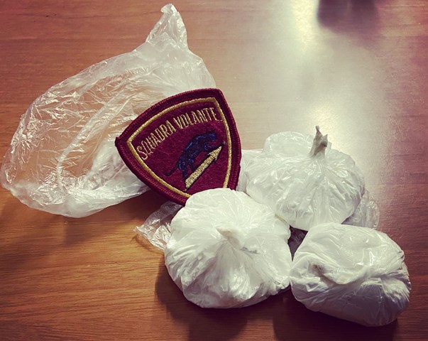 Pusher “duro d’orecchio” finge di non sentire l’ALT della polizia