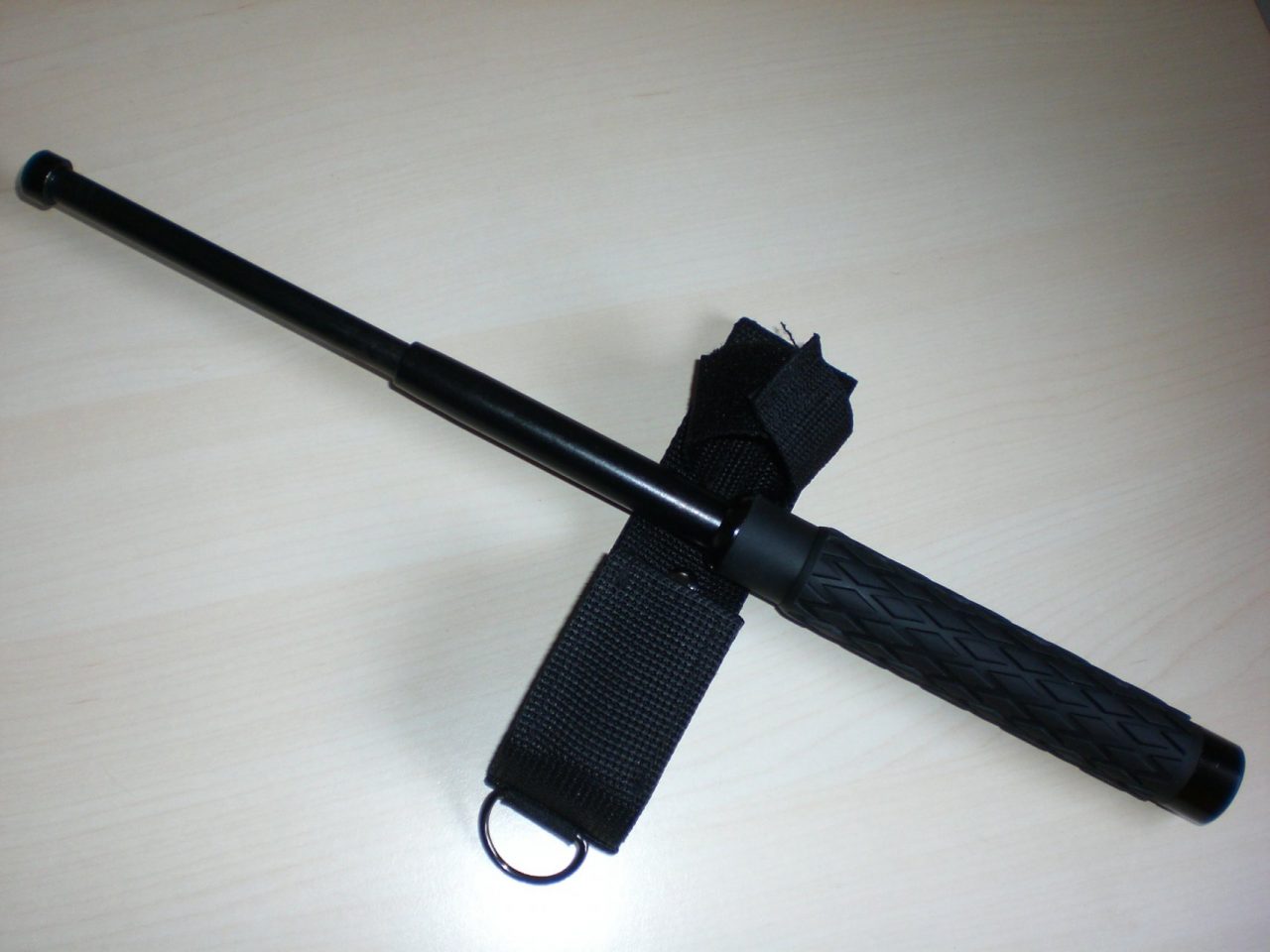 In pieno centro con il manganello nascosto in una tracolla