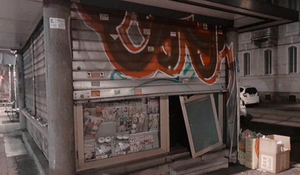 Forzano la serranda dell’edicola, poi fuggono con 120 euro