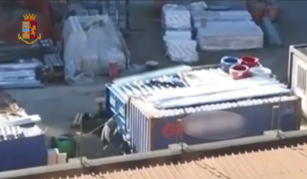 Il video del ladro in fuga filmato dal balcone che poi si “mimetizza” fra i clochard