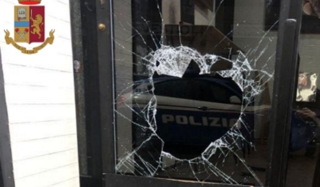 Sfondano la vetrina di una panetteria con un tombino e portano via 150 euro