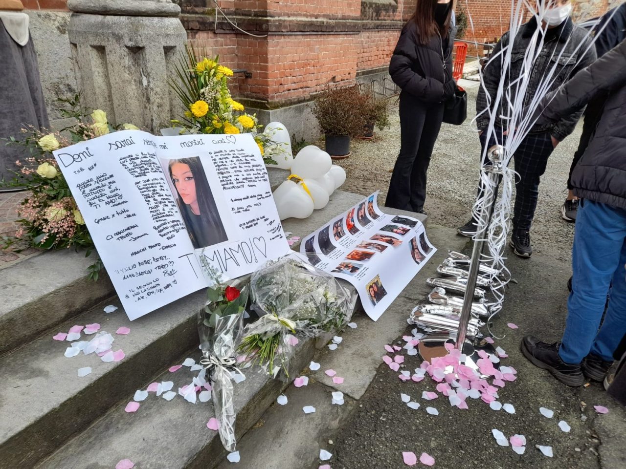 L’ultimo saluto a Denisa, per ricordare la 15enne palloncini colorati e foto dei momenti felici