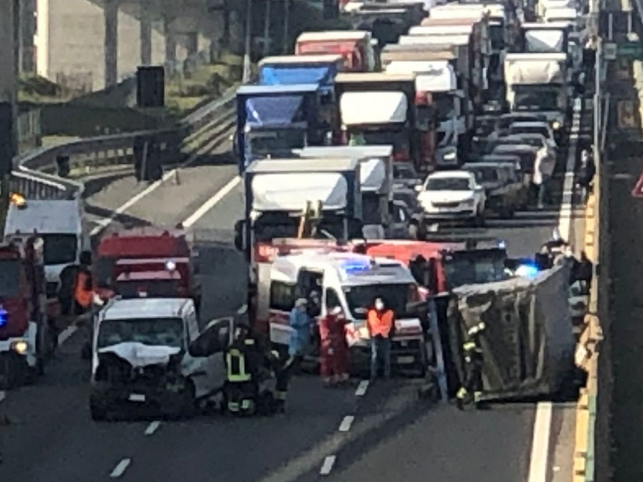 I video dell’incidente mortale lungo la A4, morto autotrasportatore 51enne