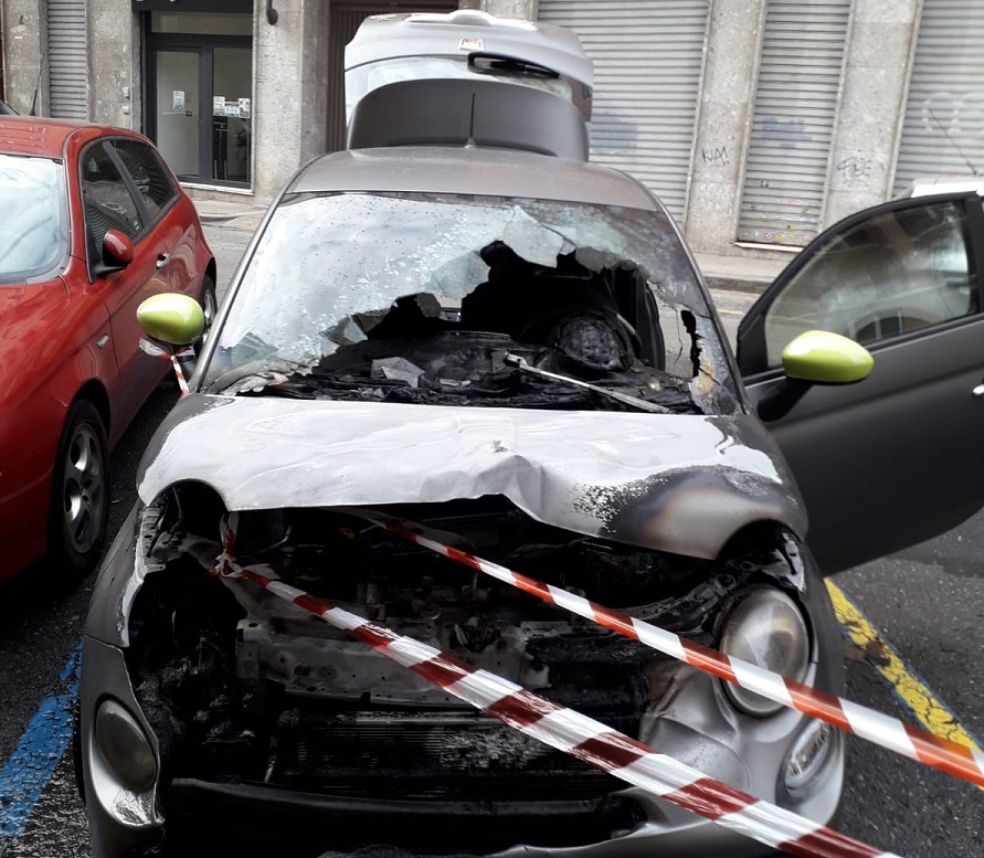 Autocombustione: macchina prende fuoco da sola nel posteggio