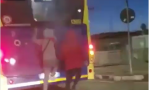 Il video dei due aggrappati dietro l'autobus: anche a Torino va così