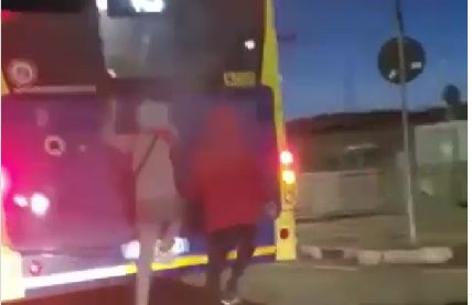 Il video dei due aggrappati dietro l’autobus: anche a Torino va così