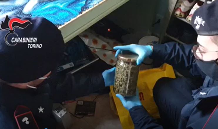 Marijuana nelle scarpe per coprirne l’odore: beccato lo stesso