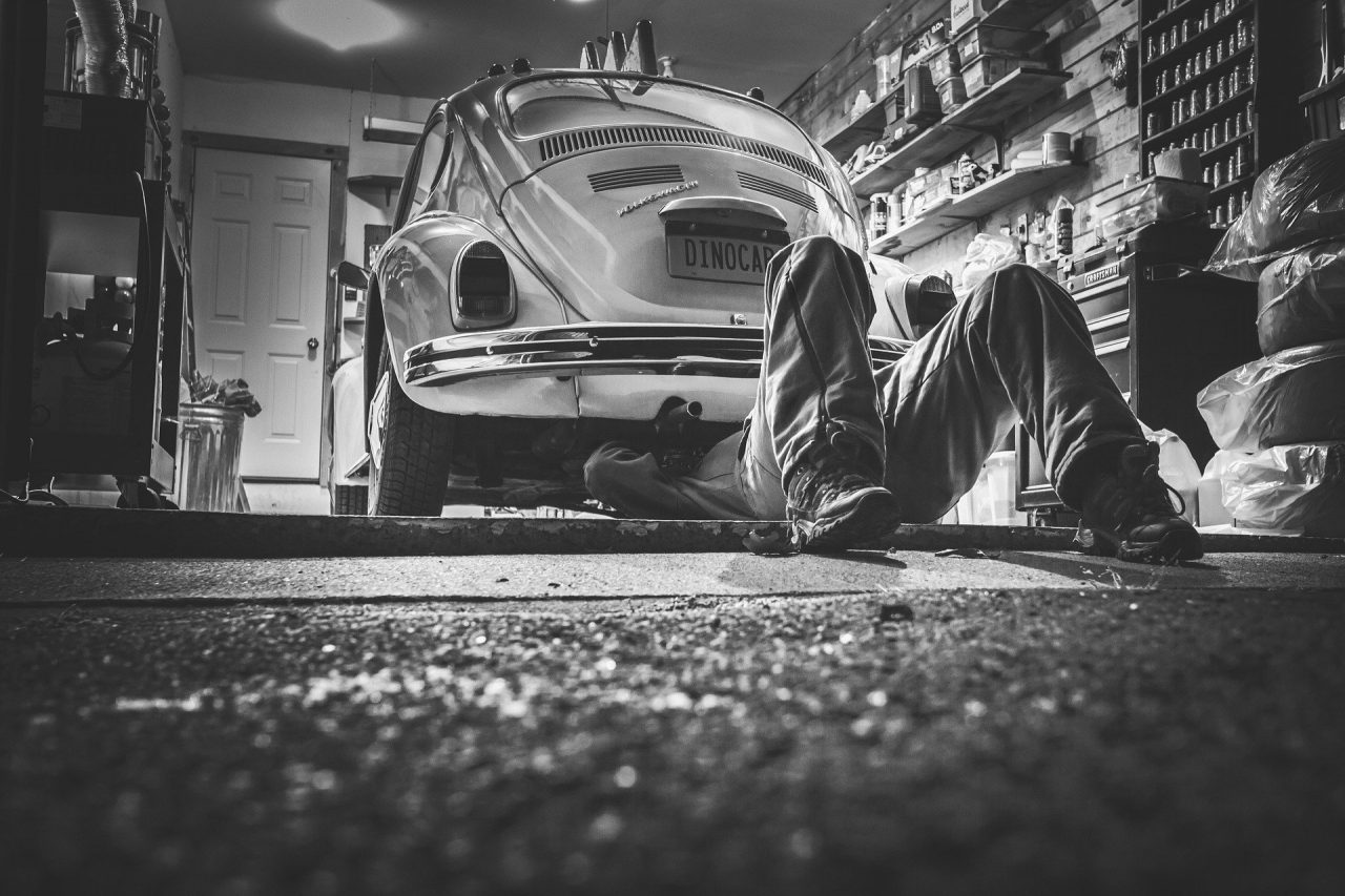 Officina abusiva e raccolta di rifiuti esausti senza autorizzazioni: gestore denunciato