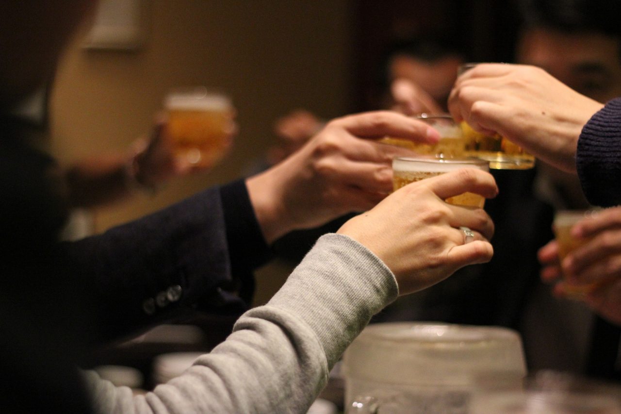 I clienti delle ore 23: serrande abbassate ma all’interno del bar si consumano alcolici