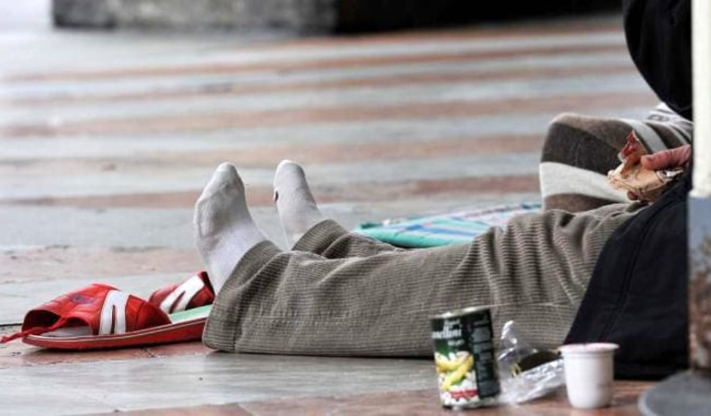 Clochard trovato morto nel dehors di un bar del centro, aveva 59 anni