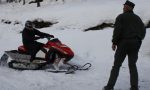 Gita in motoslitta sulla neve dei campi da sci (chiusi): 8 nei guai