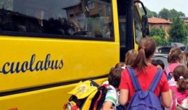 Trasporta i bambini con lo scuolabus ma è ubriaco: denuncia e patente ritirata