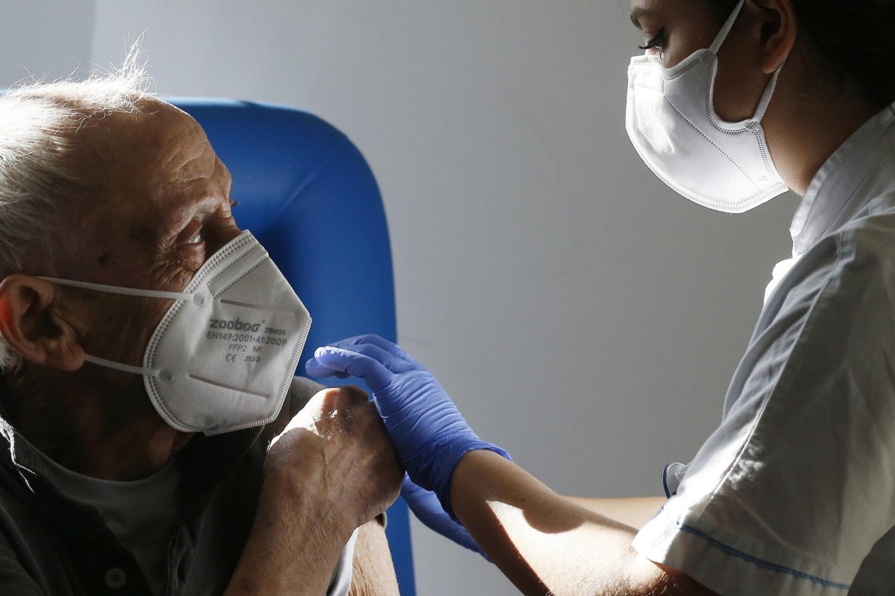 Camper in giro per la città per vaccinare i più fragili e gli emarginati