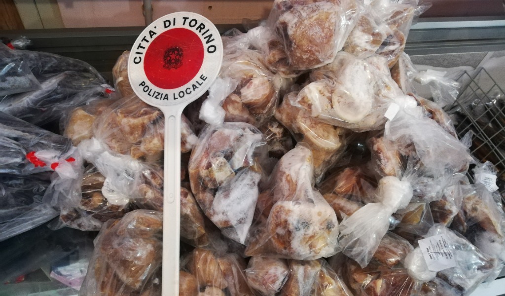 Sequestrati in un minimarket 160 chili di carne e pesce mal conservati