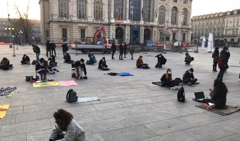 Scuola e dad: studenti piemontesi protestano in piazza Castello, con loro anche Anita