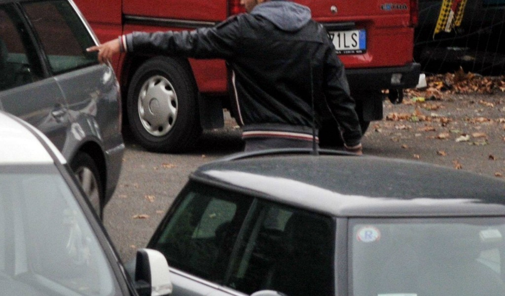 Parcheggiatori abusivi di fronte al San Giovanni Bosco: due uomini multati per oltre 1.500 euro