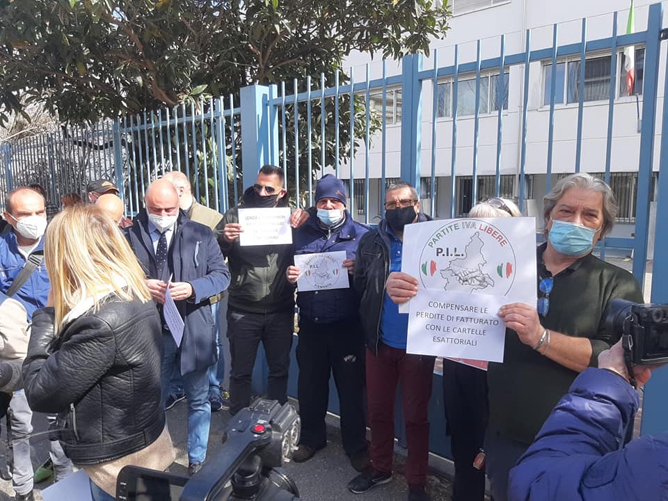 Il flash mob delle partite Iva davanti all’Agenzia delle Entrate